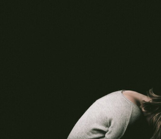 가벼운 우울감이 생활 루틴을 무너뜨리는 미묘한 신호들 woman in gray long sleeve shirt