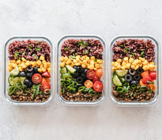 ‘슬기로운 직장인 건강관리’…사무실 생활 속 쉽게 실천하는 건강 루틴 주목 fruit salads