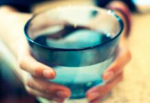 “바쁜 직장인, 건강 지키는 ‘마이크로 루틴’ 인기… 5분 습관이 만든 변화” full drinking glass