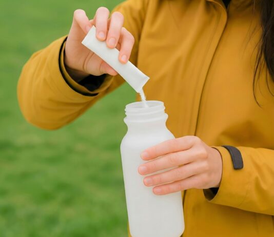 “내 몸에 맞는 영양, 일상 속 똑똑하게 챙기기” Person pouring powder into a water bottle