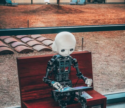 AI 건강 관리, 똑똑한 습관 만들기의 새로운 시작 black and white robot toy on red wooden table