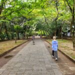 바쁜 일상 속 ‘짧은 운동’, 건강 지키는 새로운 습관으로 자리잡아 Two people walking down a path in a park