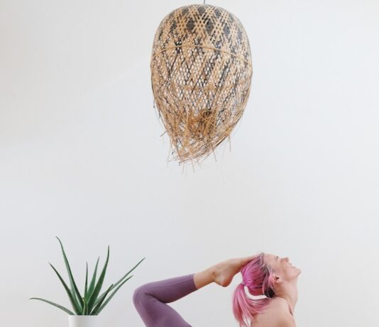 “근육, 건강한 일상 지키는 핵심 자산… 일상 속 실천법 주목” woman in pink one piece swimsuit kneeling on floor