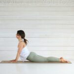 눈 건강과 필라테스: “시력과 자세의 상관관계,” 거북목 교정이 눈의 피로를 줄이는 이유 Woman doing cobra pose on yoga mat