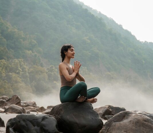 ‘하루 10분 명상’ 열풍…직장인 스트레스 관리에 소확행 찾는다 a woman sitting on top of a rock next to a river