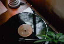 바쁜 일상 속 스트레스, 똑똑하게 다스리는 생활 습관이 뜬다 black turntable on brown wooden table