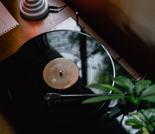 바쁜 일상 속 스트레스, 똑똑하게 다스리는 생활 습관이 뜬다 black turntable on brown wooden table