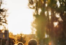 여성 건강, 일상 속 작은 변화에서 시작됩니다 a group of people sitting on top of a lush green field