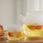 바쁜 일상 속에서 실천하는 건강 대체요법, 나만의 루틴 만들기 clear glass pitcher with yellow liquid