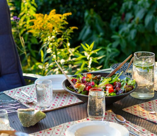계속되는 피로, 일상 속 작은 변화로 극복한다 a bowl of salad sitting on top of a table