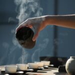 자연과 일상에서 찾는 대체요법, 몸과 마음을 돌보는 새로운 건강 트렌드 person pouring hot water on white cup