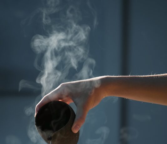 자연과 일상에서 찾는 대체요법, 몸과 마음을 돌보는 새로운 건강 트렌드 person pouring hot water on white cup