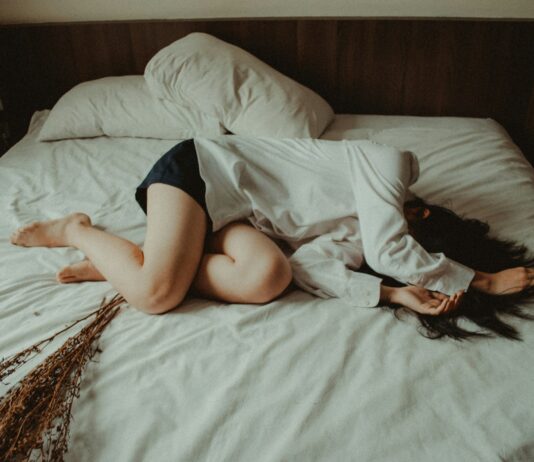 “만성피로, 집과 일상에서 벗어나는 생활습관이 해답” woman lying on bed